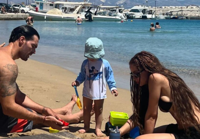 Ελένη Φουρέιρα: Παίζει στην παραλία με τον Αλμπέρτο Μποτία και τον γιο τους